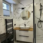 W Ogrodku Z Prywatna Balia Z Hydromasazem *